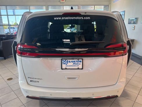 Used 2025 Chrysler Pacifica Select FWD image 10