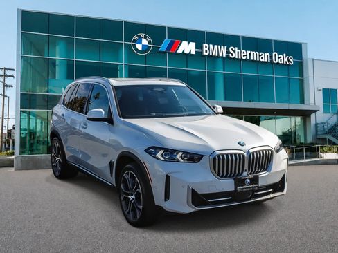 Used 2024 BMW X5 xDrive40i w/ Premium Package AWD/4WD image 3