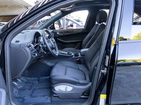 Certified 2025 Porsche Macan AWD/4WD image 28