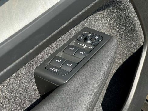 New 2025 Volvo XC40 B5 Ultra w/ Climate Package image 17
