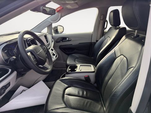 Used 2022 Chrysler Pacifica Touring-L image 9