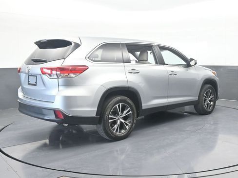 Used 2019 Toyota Highlander LE image 6
