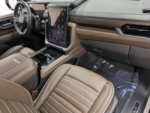 Used 2025 GMC Yukon Denali Ultimate image 30