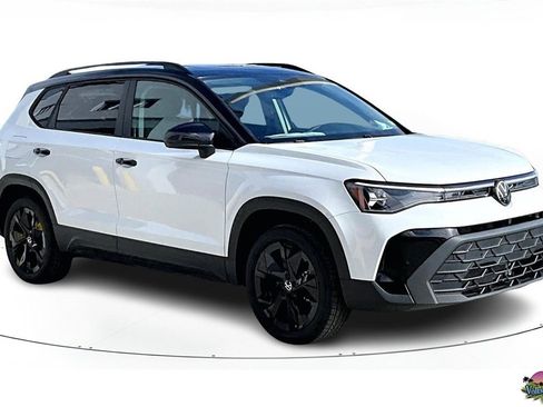 New 2026 Volkswagen Taos SE image 1