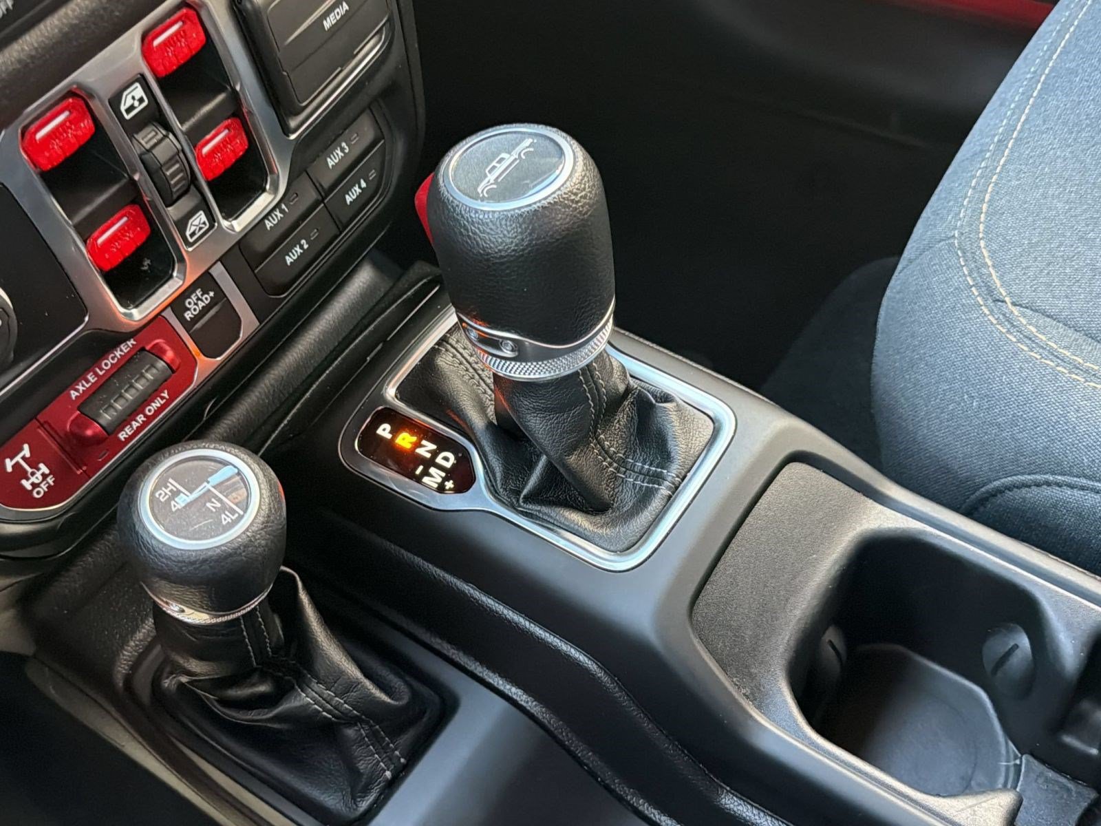 Used 2024 Jeep Gladiator Sport AWD/4WD image 16