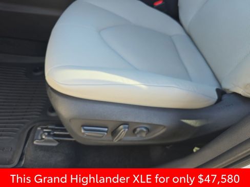 Used 2025 Toyota Grand Highlander AWD image 39