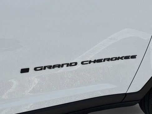 Used 2025 Jeep Grand Cherokee Altitude AWD/4WD image 33