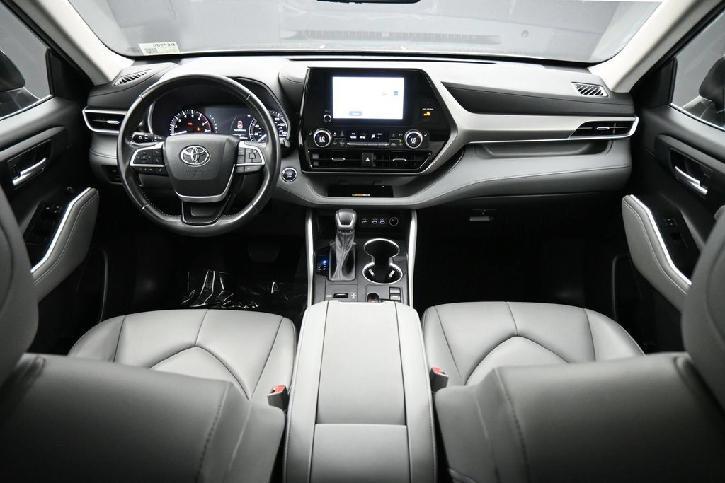 Used 2023 Toyota Highlander XLE FWD image 5