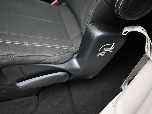 Used 2023 Chrysler Voyager LX image 33