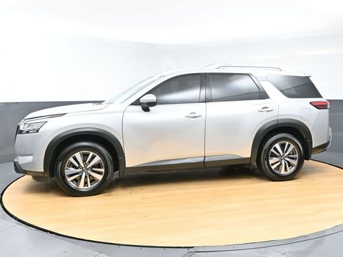 Used 2023 Nissan Pathfinder SL w/ Black Appearance Package image 6