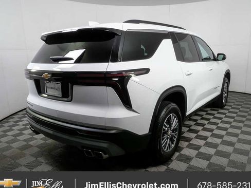Certified 2025 Chevrolet Traverse LT FWD image 3