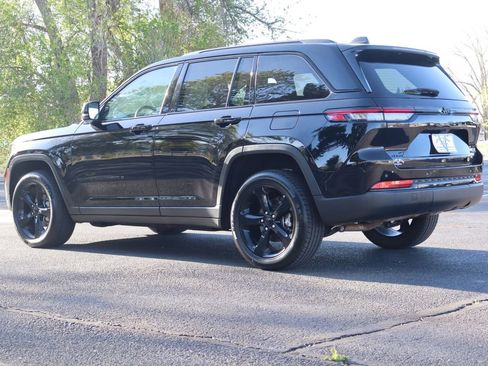 Used 2023 Jeep Grand Cherokee Limited w/ Black Appearance Package AWD/4WD image 7