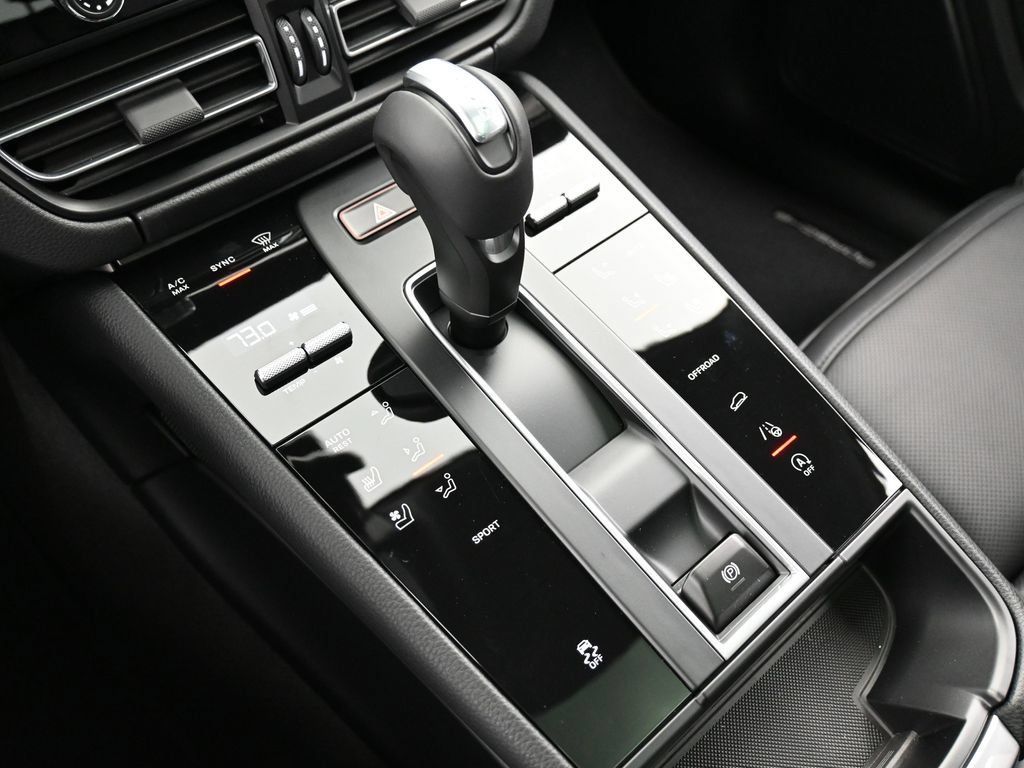 Certified 2026 Porsche Macan AWD/4WD image 22