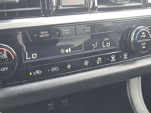 Used 2024 Nissan Pathfinder SV FWD image 13