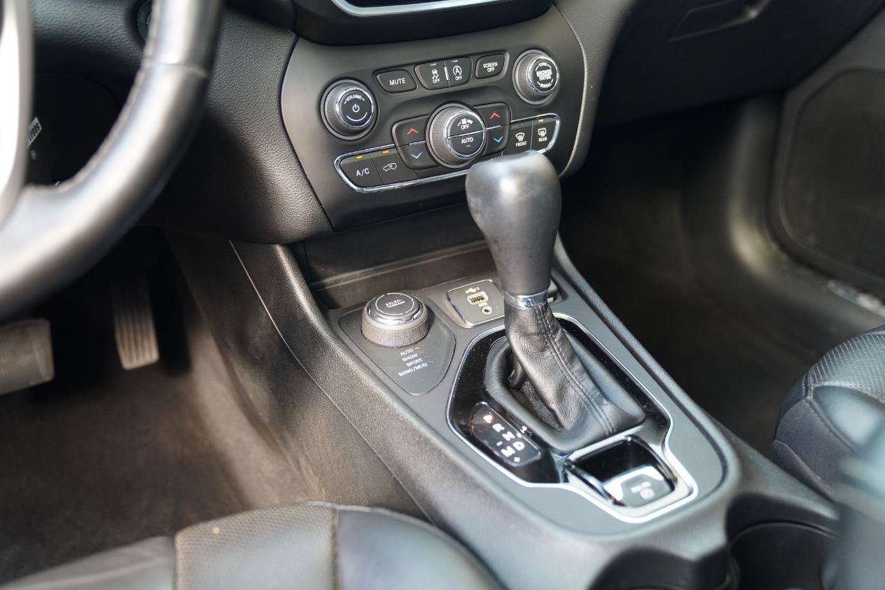 Used 2021 Jeep Cherokee Limited w/ Elite Package AWD/4WD image 36