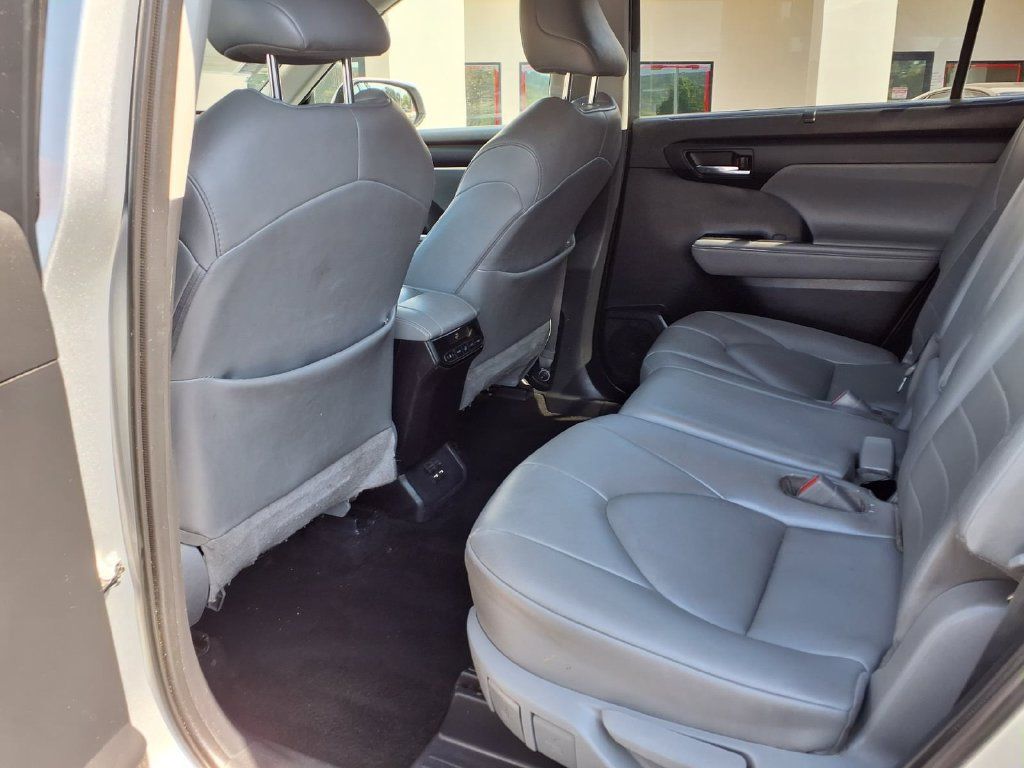Used 2021 Toyota Highlander XLE FWD image 24