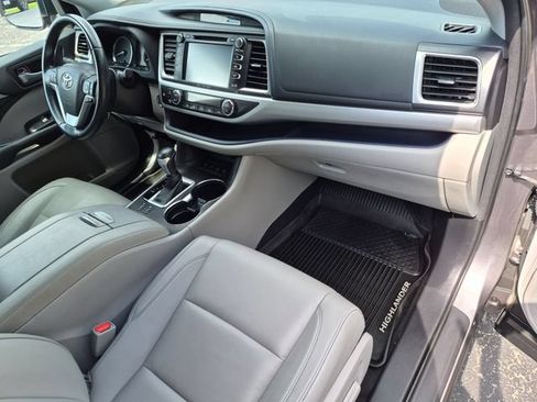 Used 2018 Toyota Highlander XLE AWD/4WD image 24