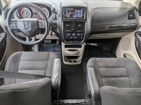 Used 2020 Dodge Grand Caravan SE w/ UConnect Hands-Free Group FWD image 18