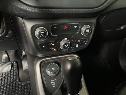Used 2020 Jeep Compass Latitude w/ Cold Weather Group AWD/4WD image 13