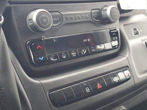 Used 2025 RAM ProMaster 2500 w/ Convenience Group image 16