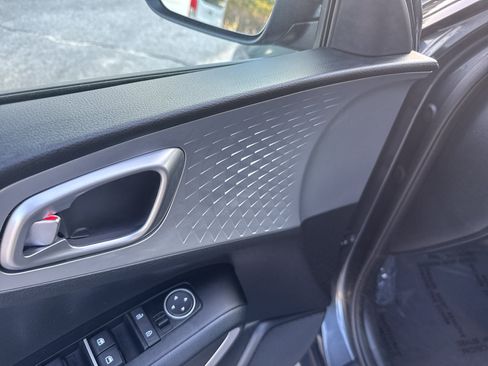 Used 2025 Kia Soul LX w/ LX Technology Package FWD image 16