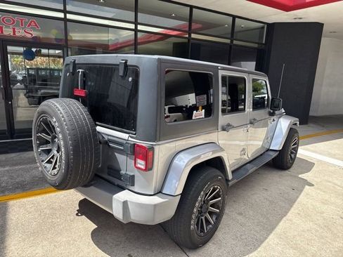 Used 2018 Jeep Wrangler Unlimited Sahara AWD/4WD image 3