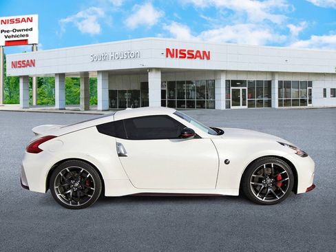 Used 2017 Nissan 370Z NISMO image 5