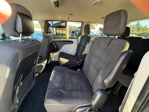 Used 2019 Dodge Grand Caravan SE w/ UConnect Hands-Free Group image 13