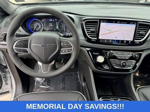 Used 2026 Chrysler Pacifica Limited FWD image 19
