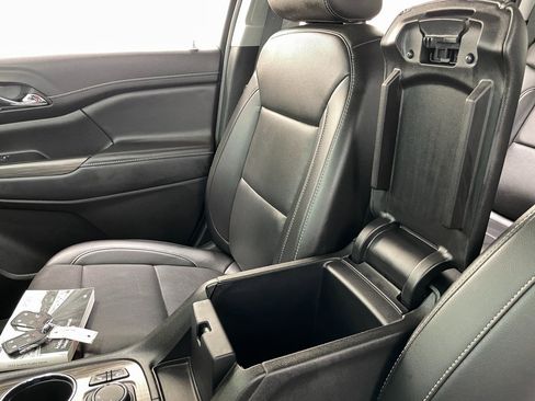 Used 2023 GMC Acadia SLT w/ Preferred Package image 35