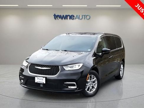 Used 2024 Chrysler Pacifica Touring-L image 11