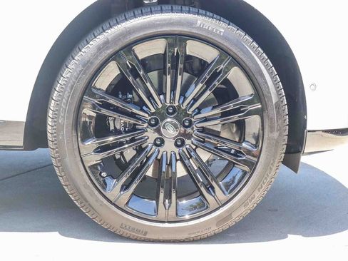 Used 2025 Land Rover Range Rover SE AWD/4WD image 9
