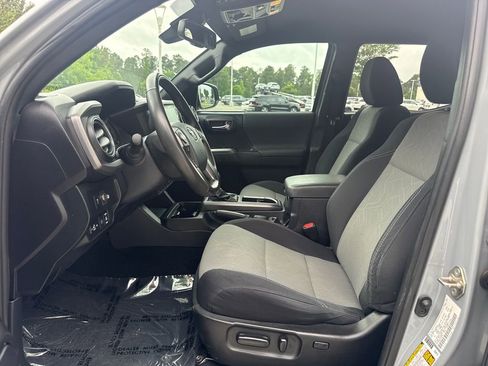 Used 2020 Toyota Tacoma TRD Off-Road AWD/4WD image 12