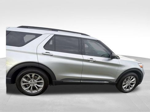Used 2022 Ford Explorer XLT w/ Equipment Group 202A RWD image 6