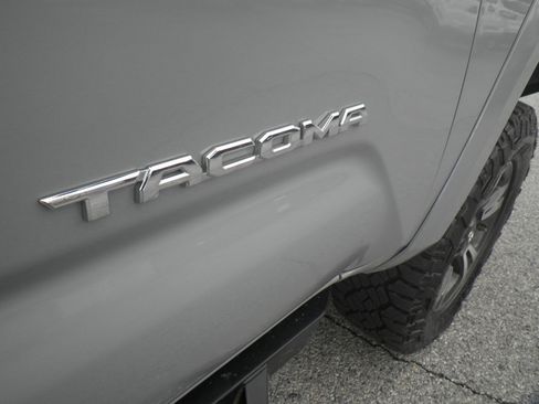 Used 2018 Toyota Tacoma TRD Sport image 10