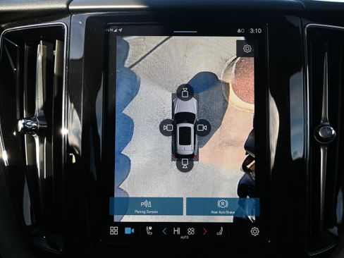 Used 2025 Volvo XC60 B5 Plus image 30