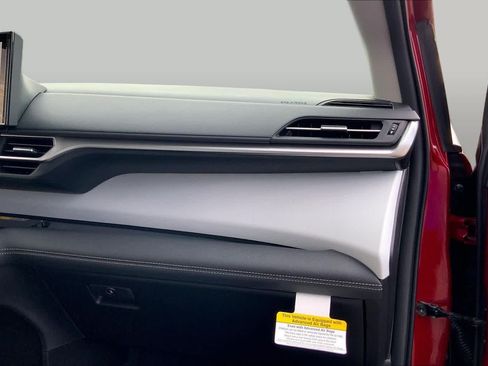 Certified 2026 Toyota Sienna XLE FWD image 18