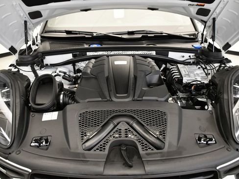 Used 2024 Porsche Macan S image 12