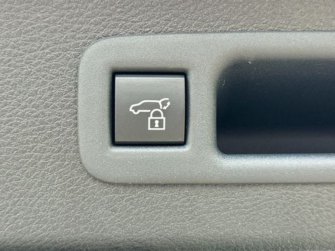 Used 2025 Toyota Sienna XLE FWD image 12