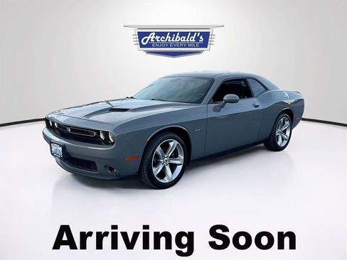 Used 2017 Dodge Challenger R/T image 2