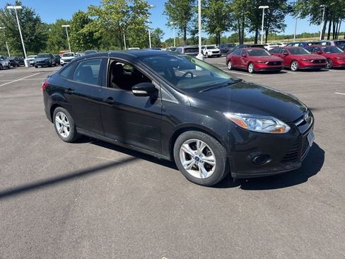 Used 2013 Ford Focus SE w/ SE Winter Pkg FWD image 2