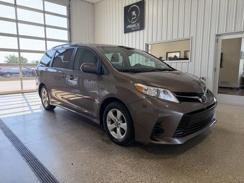 Used 2018 Toyota Sienna LE FWD image 6