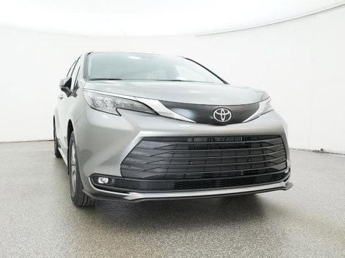 New 2026 Toyota Sienna XLE image 33