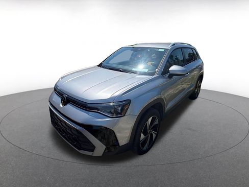 Used 2025 Volkswagen Taos SE image 4