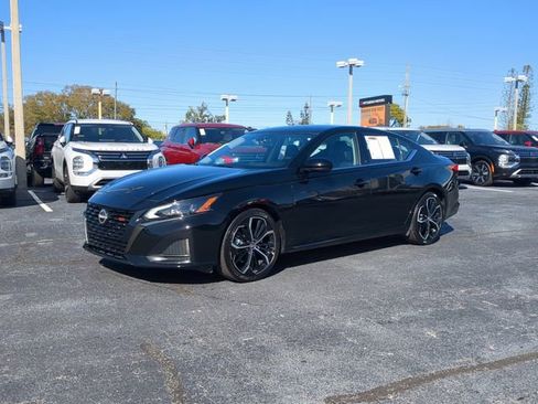 Used 2024 Nissan Altima 2.5 SR FWD image 2