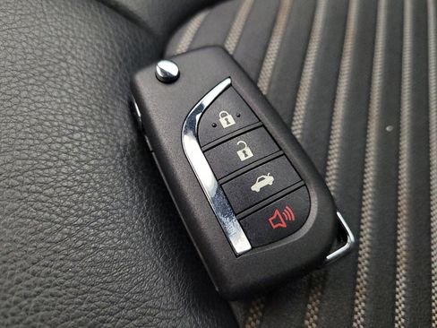 Used 2021 Toyota Camry SE image 32