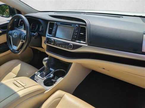 Used 2019 Toyota Highlander XLE FWD image 22