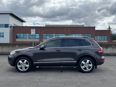 Used 2012 Volkswagen Touareg TDI image 2
