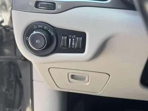 Used 2021 Jeep Cherokee Latitude Plus AWD/4WD image 8