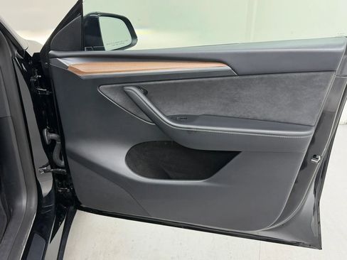 Used 2025 Tesla Model Y Long Range RWD image 19